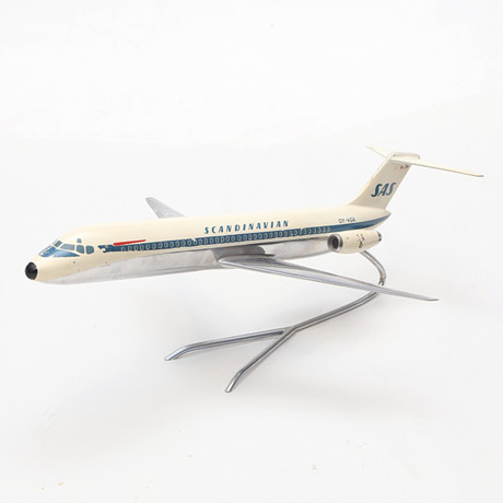 FLYGPLANSMODELL SAS Mod DC-9 Oy-KGA "Dan Viking, metall, stämplad 1055. på auktion hos Kalmar Auktionsverk