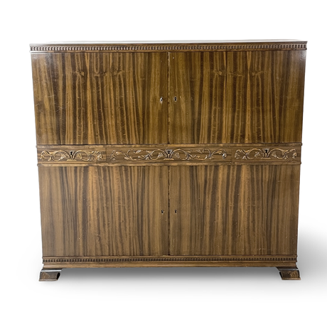 PORSLINSSKÅP. Art deco, fanerat trä, 1930/40-tal. på auktion hos Roslagens Auktionsverk