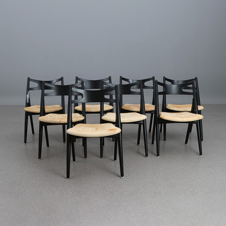 HANS J WEGNER. STOLAR, ÅTTA ST. Lackerat trä med skinnklädda sitsar. "Sawbuck Chair". CH-29. Carl Hansen & Søn på auktion hos Skånes Auktionsverk