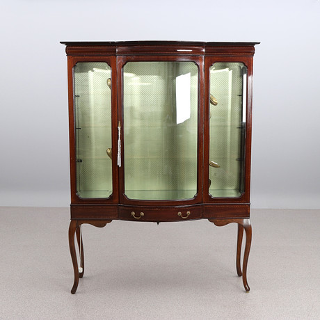 VITRINSKÅP. Mahogny med hyllplan i glas. 1900-talets första hälft.
