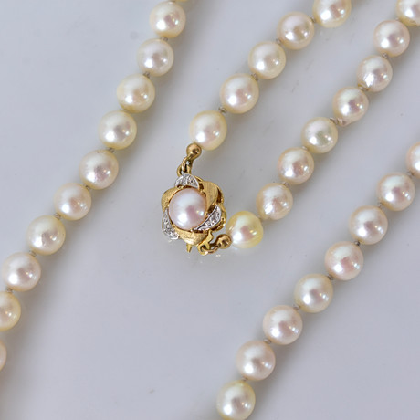 PÄRLCOLLIER, med guld och diamantlås, 18K.