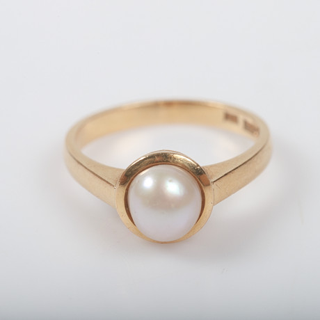 RING, 18 K guld med odlad pärla. på auktion hos Helsingborgs Auktionskammare