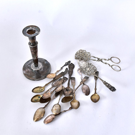 SILVERBESTICK SAMT LJUSSTAKE, 17 delar, 1900-tal. på auktion hos Halmstads Auktionskammare