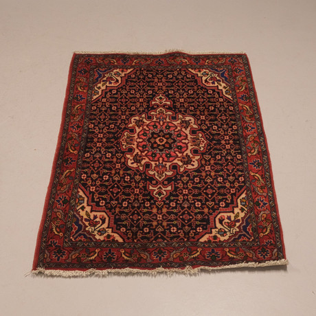 HANDKNUTEN MATTA, ORIENTALISK. på auktion hos Björnssons Auktionskammare