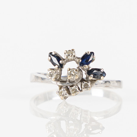 RING, 18K vitguld med briljantslipade diamanter och navettslipade safirer. på auktion hos Stockholms Auktionsverk Helsingborg