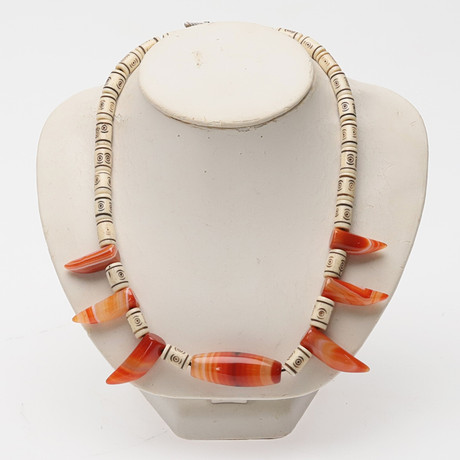 TIBETANSK HALSBAND MED BEN. på auktion hos Örebro Stadsauktioner