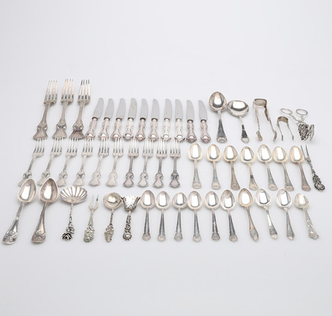 DIVERSE BESTICK, 52 DELAR, SILVER, TOTALT 1311,3 GRAM. på auktion hos Crafoord Auktioner Lund