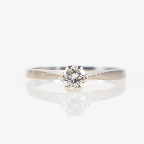 RING, 18K vitguld med briljantslipad diamant 0.36 ct. på auktion hos Stockholms Auktionsverk Helsingborg
