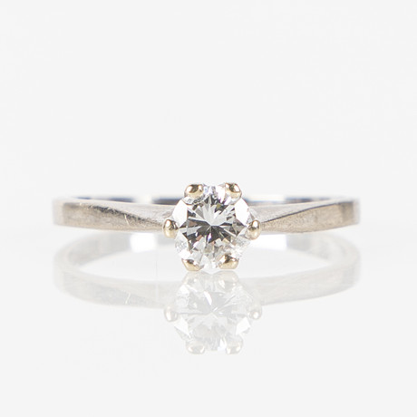 RING, 18K vitguld med briljantslipad diamant ca 0.50 ct. på auktion hos Stockholms Auktionsverk Helsingborg