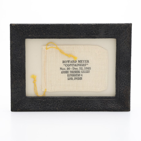 HOWARD MEYER. VERNISSAGEKORT , TYG MED TRYCK, HOEARD MEYER "CONTAINERS", NOV 30- DEC 22, 1985, ANDERS TORNBERG GALLERY.