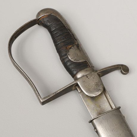 SABEL, svensk, m/1831, för manskap vid artilleriet, med stålbalja. på auktion hos Crafoord Auktioner Malmö
