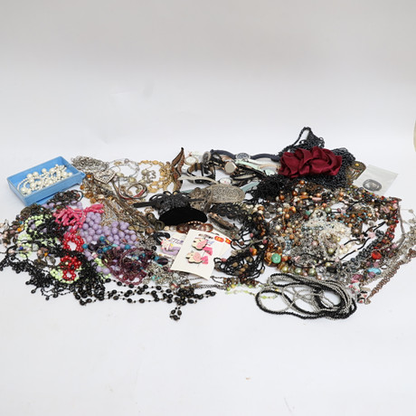 BIJOUTERIER, halsband, armband, örhängen med mera.