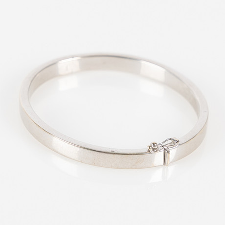 ARMRING, 18K vitguld. på auktion hos Stockholms Auktionsverk Helsingborg