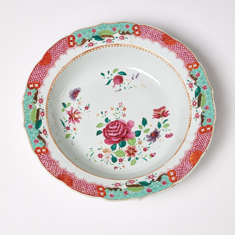 TVÄTTFAT. Porslin, Kina, Famille rose, 1700-tal, emaljfärger. på auktion hos Stockholms Auktionsverk Sickla