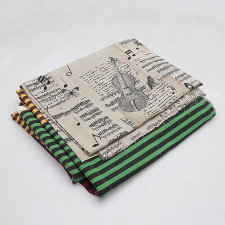 TEXTILIER, 2 st bland annat "Dennis stripe" PT Prestigious textiles. på auktion hos Gomér & Andersson Norrköping
