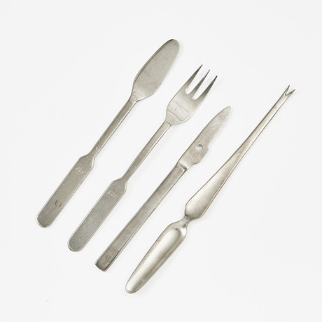 SAMLING BESTICK, skaldjursknivar mm rostfritt stål och nysilver. på auktion hos Stockholms Auktionsverk Magasin 5