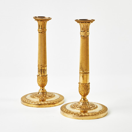 LJUSSTAKAR, ett par, parisarbeten i Restauration, 1800-talets första kvartal, matterad och polerad brännförgyl på auktion hos Stockholms Auktionsverk Magasin 5
