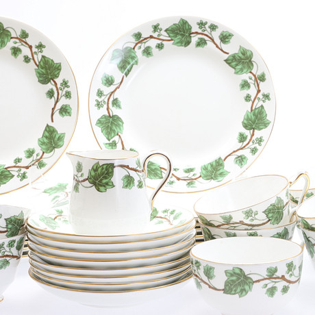 SERVISDELAR, 33 delar, porslin Crown Staffordshire. på auktion hos RA Auktionsverket Norrköping