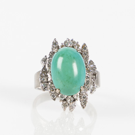 RING, 18K vitguld med cabochonslipad turkos och åttkantslipade diamanter. på auktion hos Stockholms Auktionsverk Helsingborg