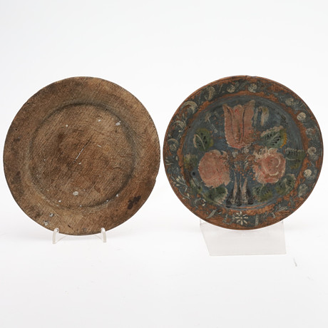 TALLRIKAR. 2 st allmoge, trä, monogrammärkta, 17/1800-tal. på auktion hos Örebro Stadsauktioner