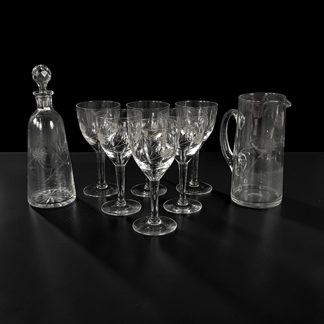 GLASSERVIS, 8 delar, etsad dekor, 1900-tal. på auktion hos Roslagens Auktionsverk
