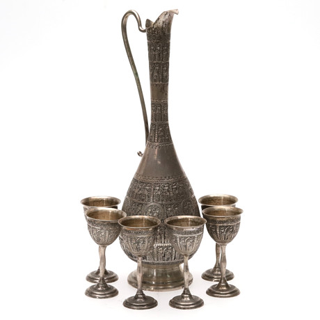PERSISKT KARAFFSET. 7 delar. Silver med reliefdekor, 860g, Vartan, Isfahan, 1900-talets mitt. på auktion hos Örebro Stadsauktioner