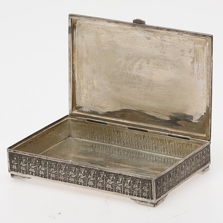 PERSISKT SKRIN. Silver med reliefdekor, 319 g, Vartan, Isfahan, 1900-talets mitt. på auktion hos Örebro Stadsauktioner
