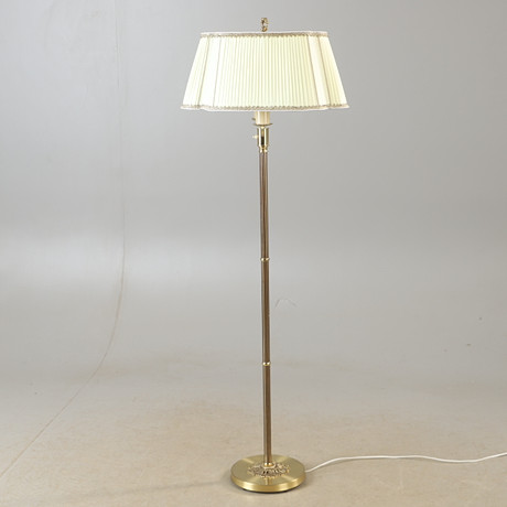 GOLVLAMPA, mässing, 1900-talets mitt. på auktion hos Helsingborgs Auktionskammare