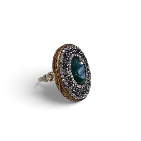 Stor ring med krysopras infattad med kubiska zirkonior och markasiter. Infattning i silver. Stl. 15.