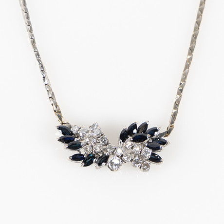 COLLIER, 18K vitguld med fasettslipade safirer och briljantslipade diamanter. på auktion hos Stockholms Auktionsverk Helsingborg