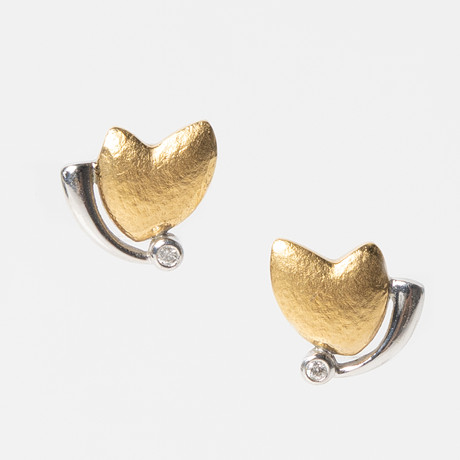 OLE LYNGGAARD, örhängen, 18K guld och vitguld med briljantslipade diamanter totalt 0.04 ct. på auktion hos Stockholms Auktionsverk Helsingborg