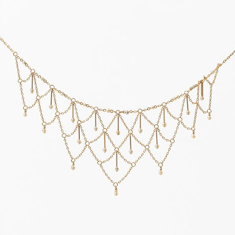 COLLIER, 18K guld med troligtvis orientaliska pärlor, omkring sekelskiftet 1800/1900. på auktion hos Stockholms Auktionsverk Helsingborg