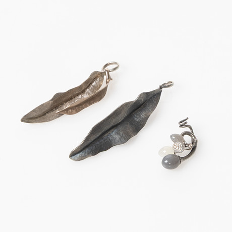 CHARLOTTE LYNGGAARD, hängen, tre stycken, ”Moonlight”, ”Leaves” och ”Dew Drops”, sterlingsilver och 18K vitgul på auktion hos Stockholms Auktionsverk Helsingborg