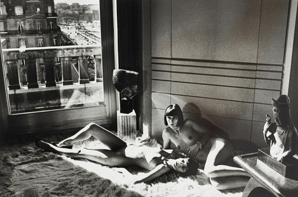 HELMUT NEWTON. efter, "Mannequins Reclining Quai d`Orsay, Paris 1977", ur "Baby Sumo", 2009. på auktion hos Crafoord Auktioner Stockholm