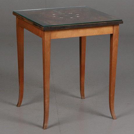 SIDOBORD. Trä med snidad maritim dekor, signerad Hörnkvist, 1900-tal. på auktion hos Örebro Stadsauktioner