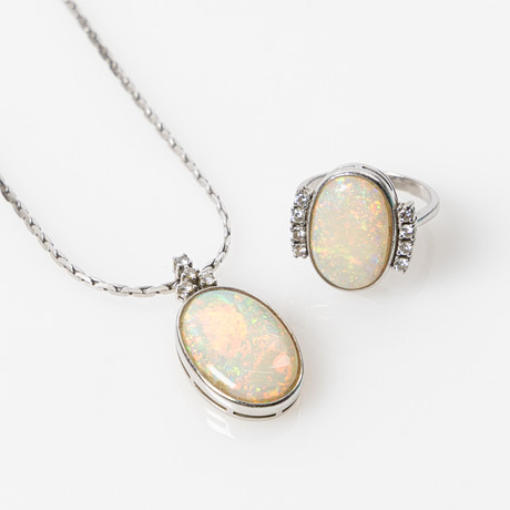 RING SAMT HÄNGE, 14K och 18K vitguld med cabochonslipade vita opaler och briljantslipade diamanter. på auktion hos Stockholms Auktionsverk Helsingborg