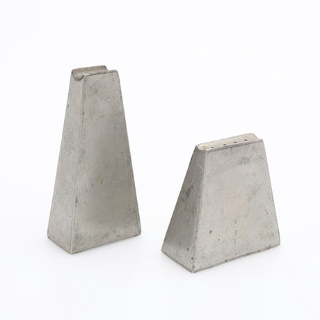 PAUL R. EVANS 1931-1987. SALT OCH PEPPARSTRÖARE, "SALT & PEPPER", TENN, FÖR RAYMOR PEWTER DENMARK 1955. på auktion hos Crafoord Auktioner Lund