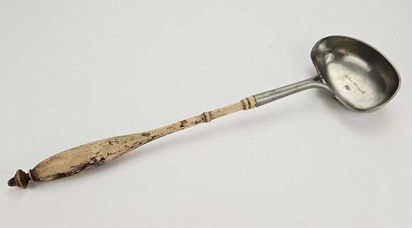 SOPPSLEV, tenn, med träskaft, Sverige, 1800-tal. på auktion hos Auktionshuset Thörner & Ek