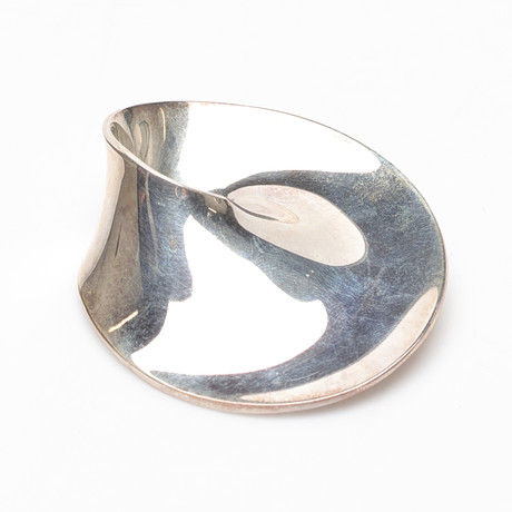 VIVIANNA GRANDCHILD BABY-HUBE, sterling silver, brosch, design no 374, Georg Jensen, Danmark. på auktion hos Gomér & Andersson Linköping