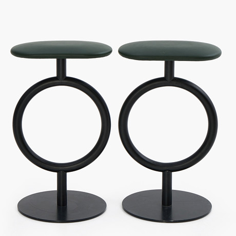 SYLVAIN WILLENZ. Barstolar, ett par, "Totem", för Sancal, Spanien, benställning i svartlackerat stål, sits i g på auktion hos Crafoord Auktioner Stockholm