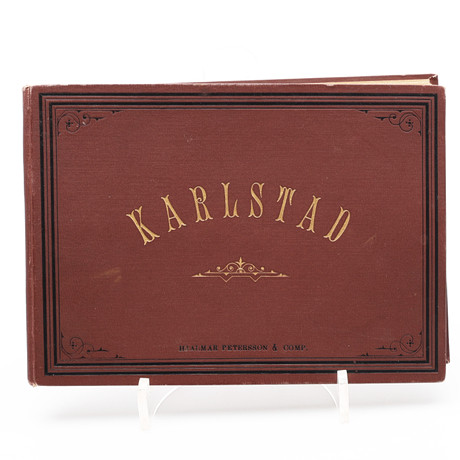 TOPOGRAFI/VÄRMLAND. ETT FOTOALBUM MED 12 SVART-VITA FOTOGRAFIER FRÅN KARLSTAD 1898 UTGIVET AV HJALMAR PETERSSO på auktion hos Crafoord Auktioner Lund