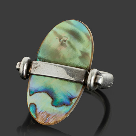 VIVIANNA TORUN BÜLOW-HÜBE. Ring, sterlingsilver med abalone samt pärlemor, egen verkstad. på auktion hos Crafoord Auktioner Stockholm