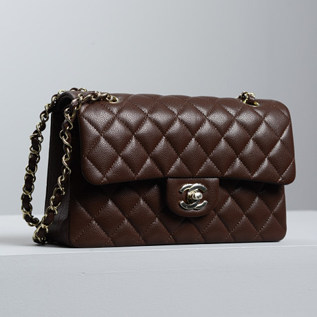 CHANEL, "Small Classic Double Flap", axelremsväska, 2026. på auktion hos Formstad Auktioner