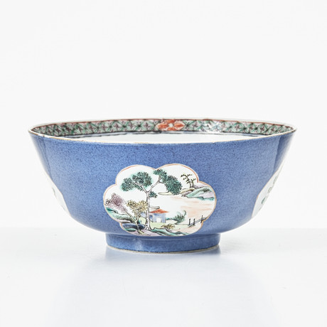 SKÅL, porslin, Kina, 1800-talets slut, powder blue, dekor med kartuscher, insida med dekor av drake i järnoxid på auktion hos Stockholms Auktionsverk Magasin 5