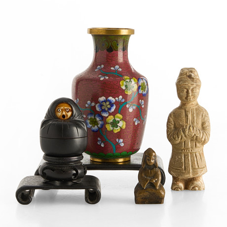PARTI ASIATIKA (7 delar), bla Kina och Japan, vas cloisonné och träställ, 1900-tal, dosa avbildande Darurma me på auktion hos Crafoord Auktioner Stockholm