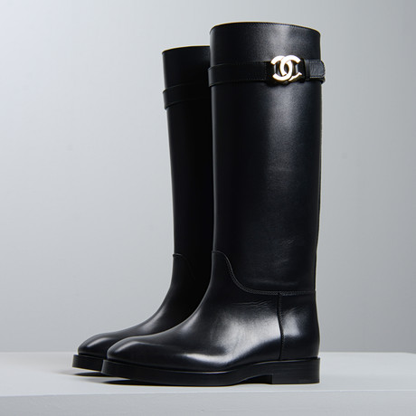 CHANEL, höga stövlar, Fall Winter 2026 Pre-Collection. på auktion hos Formstad Auktioner