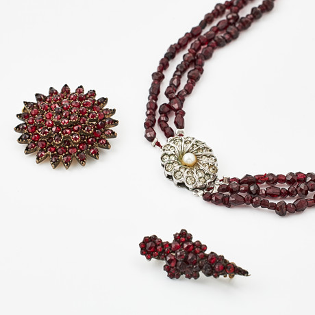 BROSCHER, 2 st., COLLIER, 3-radigt, fasettslipade granater, delvis äldre granater.