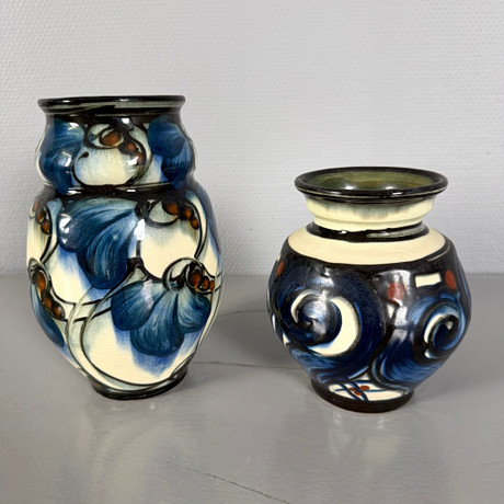 VASER, 2 st, jugend, ca 1910/20-tal, Danico, glaserad keramik, dekor av stiliserade blommor. på auktion hos Skandia Auktion
