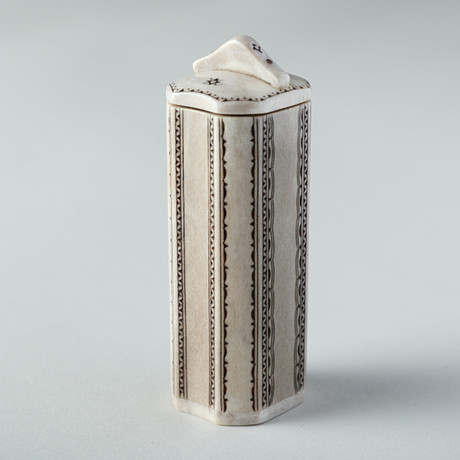PER-ERIC NILSSON. Tändsticksask, horn, signerad, 1900/2000-tal. på auktion hos Wickmans
