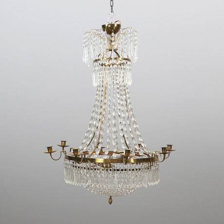 LJUSKRONA MED PRISMOR. Mässingsstomme med glasprismor. Gustaviansk stil, tidigt 1900-tal. på auktion hos Skånes Auktionsverk